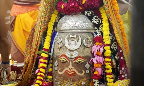 बाबा महाकाल का चंदन से विशेष शृंगार, भस्म आरती में बड़ी संख्या में श्रद्धालुओं की मौजूदगी बाबा महाकाल का चंदन से विशेष शृंगार, भस्म आरती में बड़ी संख्या में श्रद्धालुओं की मौजूदगी