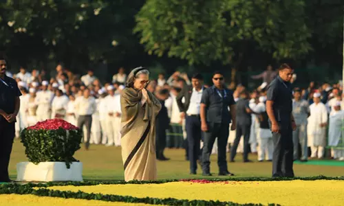 सोनिया गांधी, राहुल और खड़गे समेत कांग्रेस के वरिष्ठ नेताओं ने शक्ति स्थल पर इंदिरा गांधी को अर्पित की पुष्पांजलि