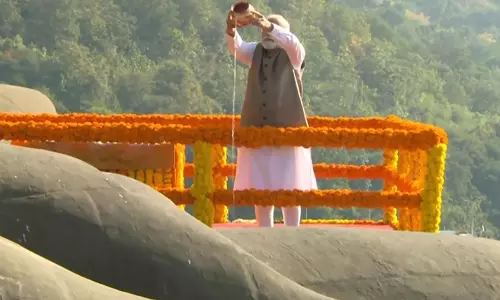 स्टैच्यू ऑफ यूनिटी पहुंचे PM मोदी, सरदार पटेल की 151वीं जयंती पर किया नमन
