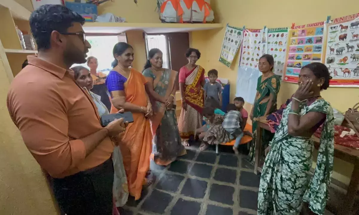 खम्मम नगर आयुक्त ने गुमनाम संदेश का जवाब दिया, प्रवासी परिवार की मदद की खम्मम नगर आयुक्त ने गुमनाम संदेश का जवाब दिया, प्रवासी परिवार की मदद की