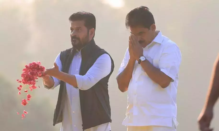 Telangana: रेवंत रेड्डी, राहुल गांधी ने इंदिरा गांधी को श्रद्धांजलि दी Telangana: रेवंत रेड्डी, राहुल गांधी ने इंदिरा गांधी को श्रद्धांजलि दी