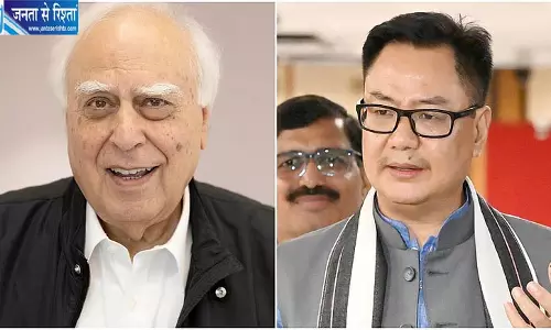 दिमागी नक्सल वाले बयान पर भड़के कपिल सिब्बल, रिजिजू को संसद और प्रदर्शन के मुद्दे पर घेरा दिमागी नक्सल वाले बयान पर भड़के कपिल सिब्बल, रिजिजू को संसद और प्रदर्शन के मुद्दे पर घेरा