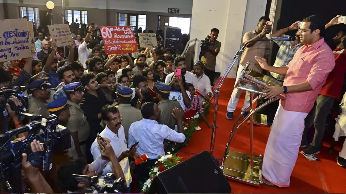 SFI के खिलाफ एक्शन: मंत्री के विरोध-प्रदर्शन पर मामला दर्ज SFI के खिलाफ एक्शन: मंत्री के विरोध-प्रदर्शन पर मामला दर्ज