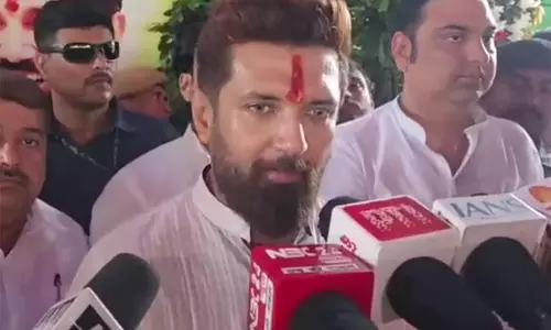 चिराग पासवान ने कार्यकर्ताओं के साथ काटा जन्मदिन का केक, पिता को याद कर हुए भावुक चिराग पासवान ने कार्यकर्ताओं के साथ काटा जन्मदिन का केक, पिता को याद कर हुए भावुक