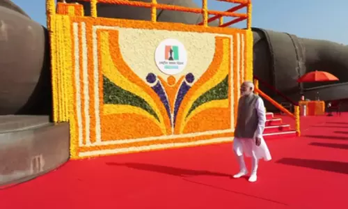 पीएम मोदी ने स्टैच्यू ऑफ यूनिटी पर सरदार पटेल को अर्पित की पुष्पांजलि, 400 करोड़ से अधिक की योजनाओं का शुभारंभ