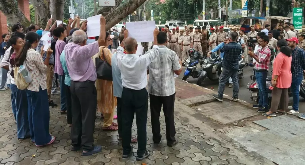 सियांग बांध के खिलाफ गुवाहाटी में प्रदर्शन, 60 से अधिक लोगों की रिहाई की मांग