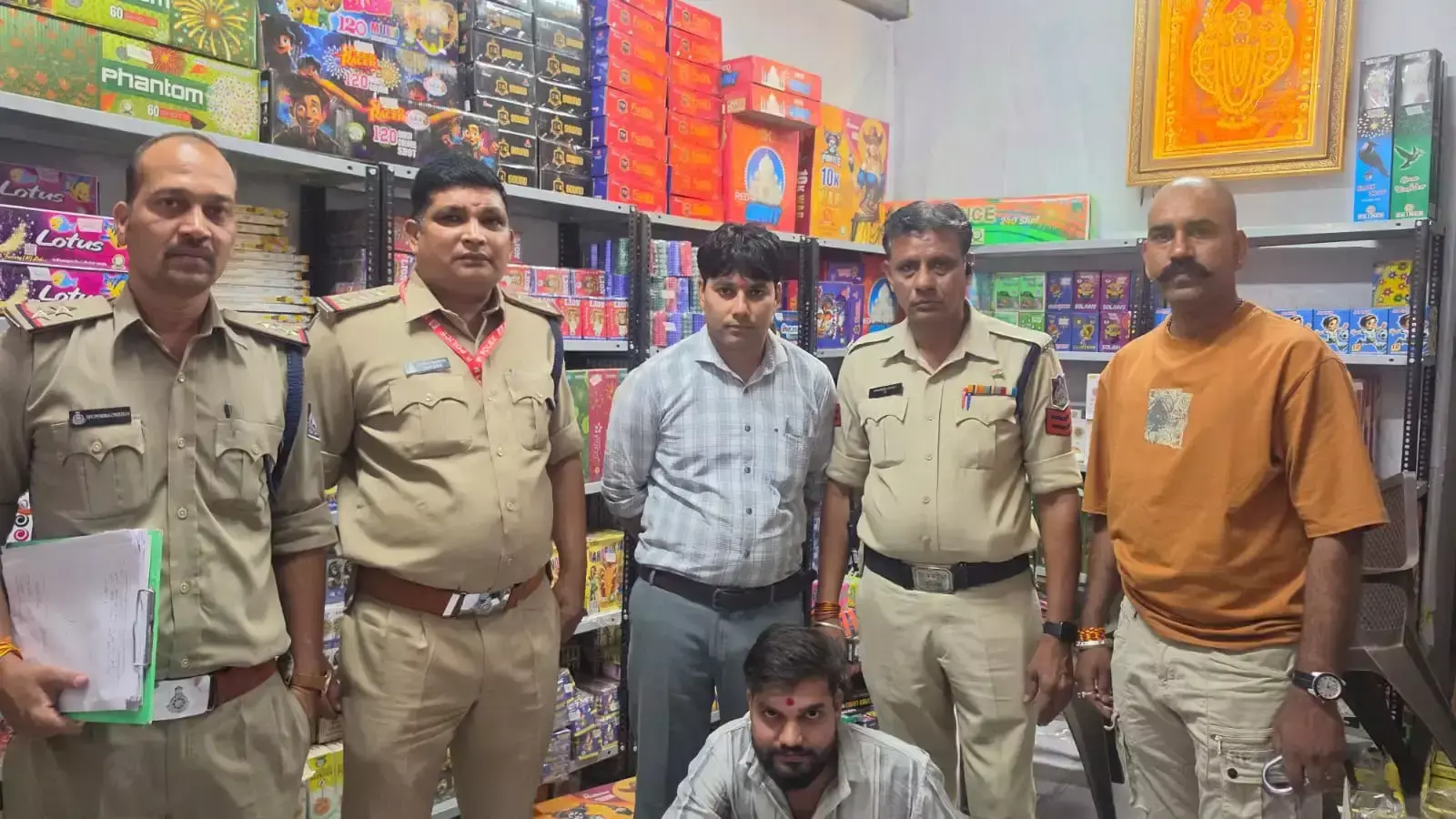उज्जैन में अवैध पटाखा भंडारण का खुलासा, 10 लाख का माल जब्त