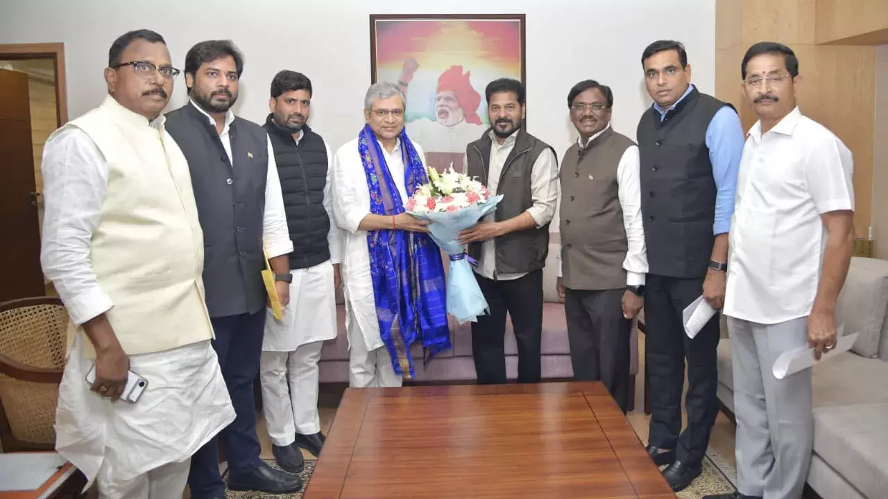 तेलंगाना CM की मांग: हाई-स्पीड रेल कॉरिडोर के काम में तेजी लाए केंद्र तेलंगाना CM की मांग: हाई-स्पीड रेल कॉरिडोर के काम में तेजी लाए केंद्र