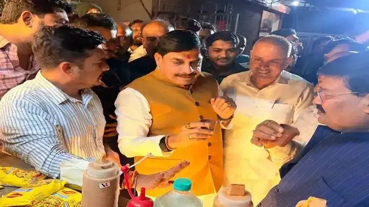 स्वागत के बीच कैफे पहुंचे डॉ. यादव, कुल्हड़ चाय का उठाया लुत्फ