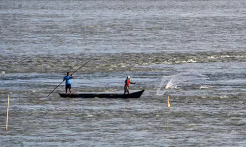 तमिलनाडु: तूतुकुड़ी में 6 दिन बाद समुद्र में लौटे मछुआरे तमिलनाडु: तूतुकुड़ी में 6 दिन बाद समुद्र में लौटे मछुआरे