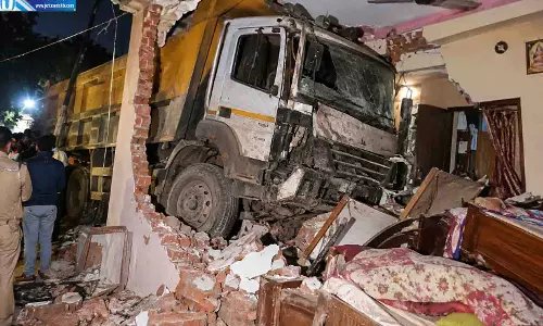 घर में घुसा बेकाबू डंपर, मां-बेटी की दर्दनाक मौत घर में घुसा बेकाबू डंपर, मां-बेटी की दर्दनाक मौत