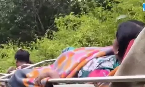 गर्भवती महिला को अस्पताल पहुंचाने के लिए ग्रामीणों ने लगाया कंधा, 3 KM तक डोली में ढोया