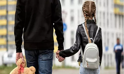घर से बाहर निकलते ही बच्चों को याद होने चाहिए ये 5 सुरक्षा नियम