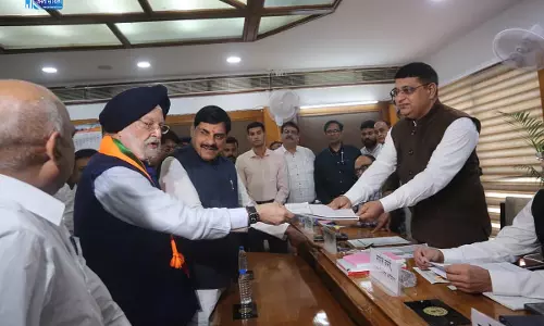 राज्यसभा उपचुनाव के लिए हरदीप पुरी ने भरा नामांकन, BJP के कई मंत्री और विधायक रहे मौजूद राज्यसभा उपचुनाव के लिए हरदीप पुरी ने भरा नामांकन, BJP के कई मंत्री और विधायक रहे मौजूद