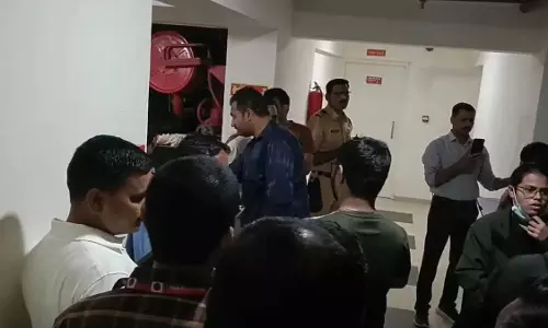 18वीं मंजिल से मां ने बेटे संग लगाई छलांग, 7 पन्नों के सुसाइड नोट में लिखी दिल दहला देने वाली बात 18वीं मंजिल से मां ने बेटे संग लगाई छलांग, 7 पन्नों के सुसाइड नोट में लिखी दिल दहला देने वाली बात