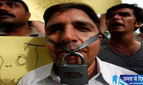 पाकिस्तान में पत्रकारों की आवाज दबाने का आरोप, कानूनी कार्रवाई से बढ़ी मुश्किलें पाकिस्तान में पत्रकारों की आवाज दबाने का आरोप, कानूनी कार्रवाई से बढ़ी मुश्किलें
