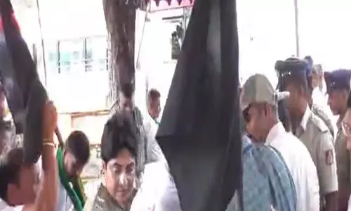 डीके शिवकुमार के दौरे पर किसानों का हंगामा, सरकारी स्कूलों के मुद्दे पर दिखाए काले झंडे