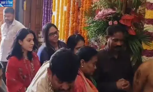 सोना तस्करी केस की आरोपी अभिनेत्री को VIP दर्शन, सरकारी प्रोटोकॉल पर मचा बवाल सोना तस्करी केस की आरोपी अभिनेत्री को VIP दर्शन, सरकारी प्रोटोकॉल पर मचा बवाल
