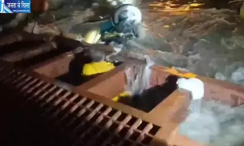 हैदराबाद में बारिश के बीच बड़ा हादसा, बाइक समेत उफनते नाले में गिरा डिलीवरी बॉय, पुलिस ने बचाई जान हैदराबाद में बारिश के बीच बड़ा हादसा, बाइक समेत उफनते नाले में गिरा डिलीवरी बॉय, पुलिस ने बचाई जान