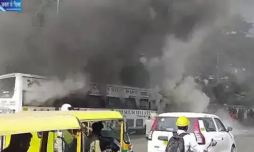 चलती बस में अचानक लगी भीषण आग, धुएं से घिरी BMTC बस, ड्राइवर-कंडक्टर ने बचाई यात्रियों की जान चलती बस में अचानक लगी भीषण आग, धुएं से घिरी BMTC बस, ड्राइवर-कंडक्टर ने बचाई यात्रियों की जान