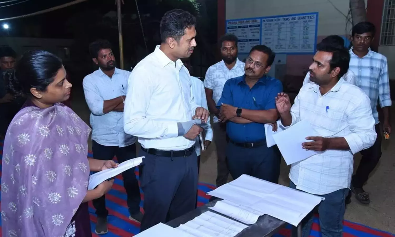 Andhra: कलेक्टर ने पुट्टपर्थी में वितरण केंद्र का निरीक्षण किया