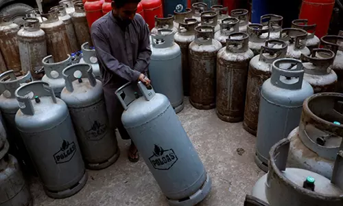 पाकिस्तान में गैस संकट गहराया, कराची में LPG की कीमत पहुंची 550 रुपये किलो