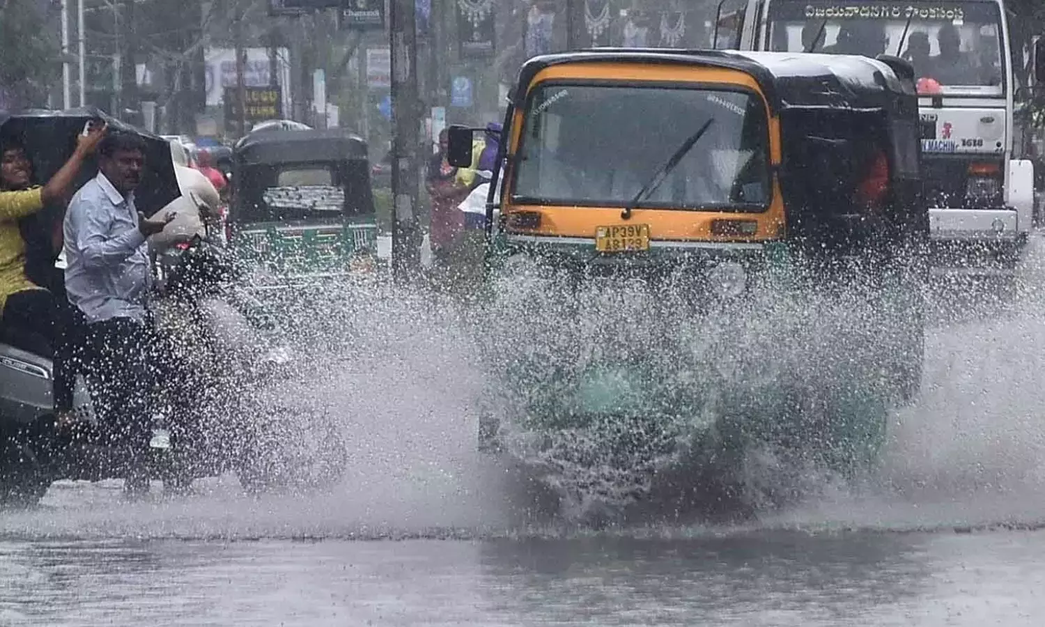 Andhra: डिप्रेशन के बीच एपी और तेलंगाना में बारिश की संभावना Andhra: डिप्रेशन के बीच एपी और तेलंगाना में बारिश की संभावना