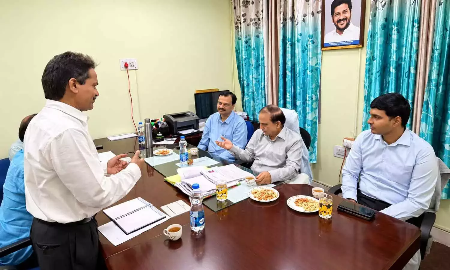 Telangana: सीईओ ने फर्जी स्नातक मतदाता प्रविष्टियों पर कानूनी कार्रवाई की चेतावनी दी Telangana: सीईओ ने फर्जी स्नातक मतदाता प्रविष्टियों पर कानूनी कार्रवाई की चेतावनी दी