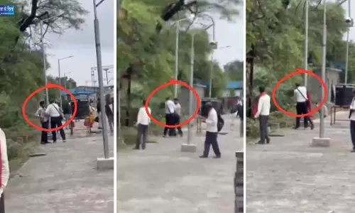 ट्रेन से यात्री को घसीटकर प्लेटफॉर्म पर लाए TTE, कॉलर पकड़कर की बदसलूकी