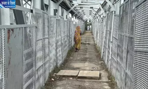 64 साल पुराने GTR ब्रिज पर मौत का खतरा! गड्ढे में फंसे रेलवे अधिकारी