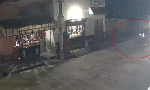 रफ्तार का कहर LIVE! स्कूटी और बाइक की ऐसी भिड़ंत कि उड़ गए परखच्चे, CCTV में कैद हुआ खौफनाक मंजर