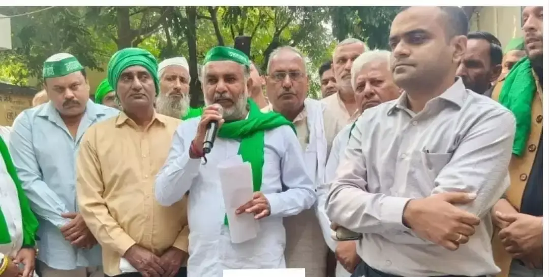 डीएम के आश्वासन के बाद किसानों ने वापस लिया धरना