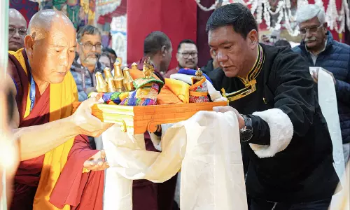 अरुणाचल के तवांग मठ में पहुंचे बुद्ध के पवित्र अवशेष, दर्शन के लिए उमड़ेंगे श्रद्धालु अरुणाचल के तवांग मठ में पहुंचे बुद्ध के पवित्र अवशेष, दर्शन के लिए उमड़ेंगे श्रद्धालु