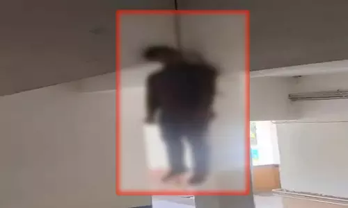 रायपुर कलेक्ट्रेट में चौकीदार ने लगाई फांसी, मचा हड़कंप रायपुर कलेक्ट्रेट में चौकीदार ने लगाई फांसी, मचा हड़कंप