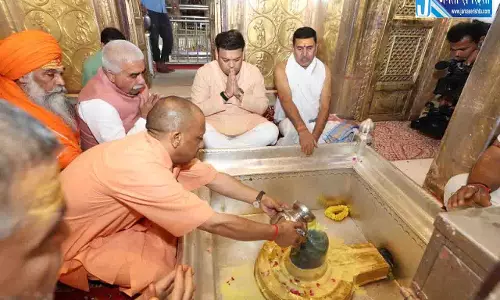 बाबा विश्वनाथ और काशी कोतवाल के दरबार पहुंचे सीएम योगी, विधि-विधान से की पूजा