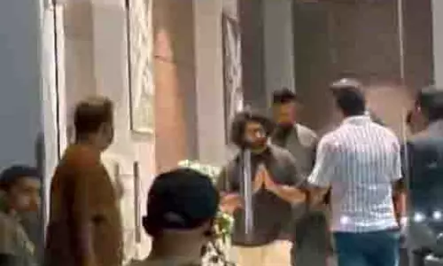उत्तर बंगाल में अचानक दिखे अरिजीत सिंह, होटल के बाहर उमड़ा जनसैलाब उत्तर बंगाल में अचानक दिखे अरिजीत सिंह, होटल के बाहर उमड़ा जनसैलाब