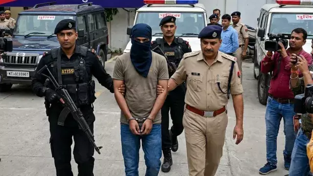 स्कूलों को बम की धमकियों से खुला राज, फर्जी ईमेल बेचने के आरोप में युवक गिरफ्तार स्कूलों को बम की धमकियों से खुला राज, फर्जी ईमेल बेचने के आरोप में युवक गिरफ्तार