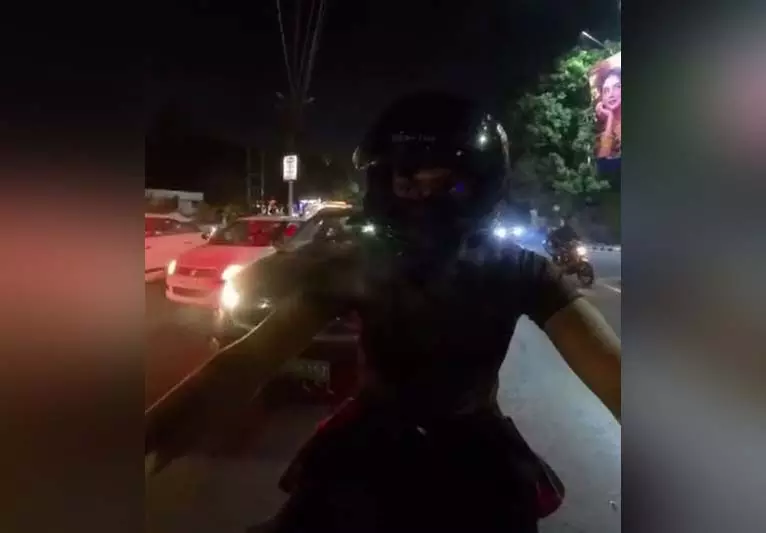 भोपाल में मामूली कार-बाइक टक्कर के बाद सड़क पर बवाल: कार चालक ने बाइक सवार पर तानी पिस्टल, LIVE वीडियो वायरल