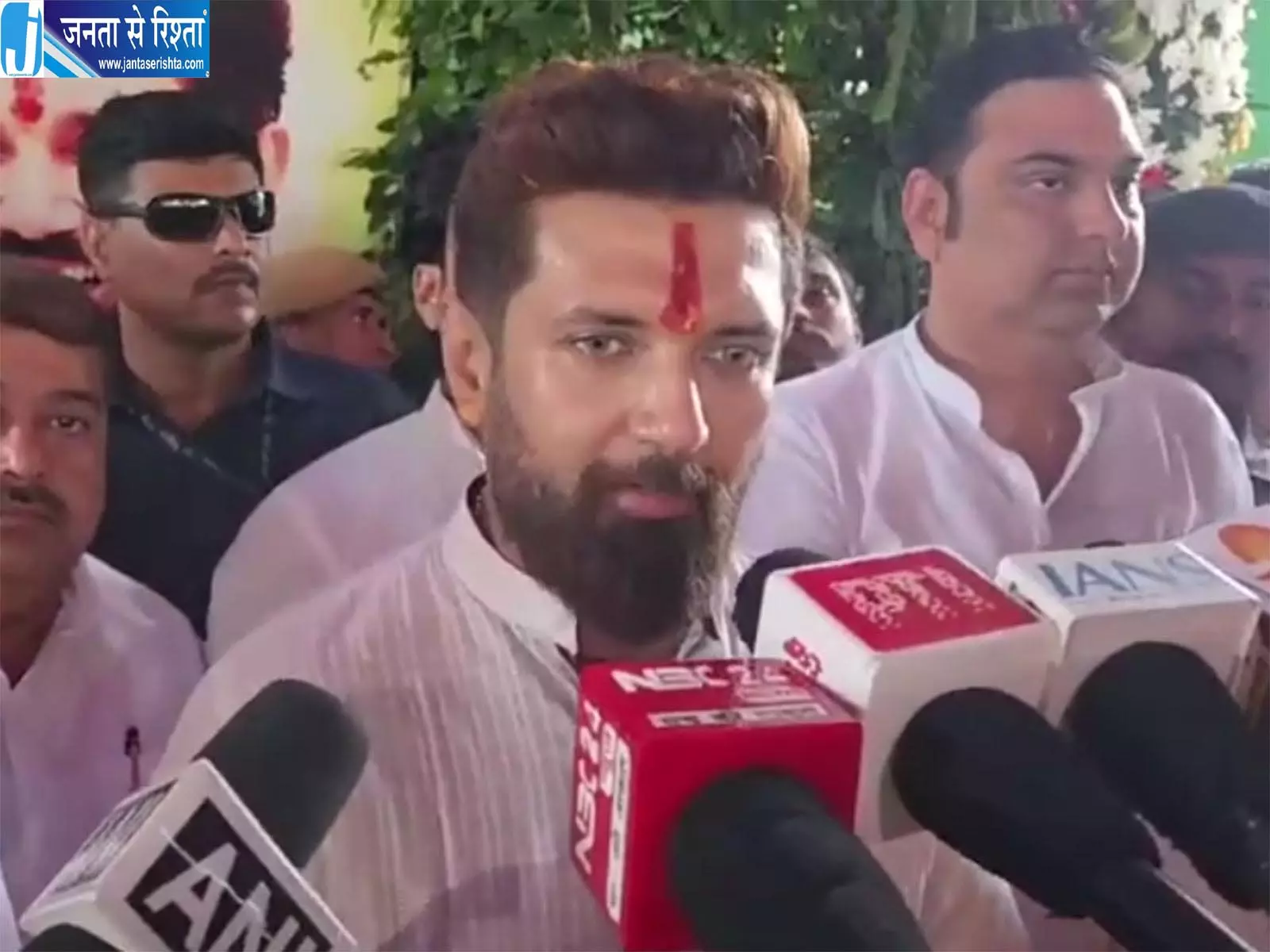 चिराग पासवान ने कार्यकर्ताओं के साथ काटा जन्मदिन का केक, पिता को याद कर हुए भावुक चिराग पासवान ने कार्यकर्ताओं के साथ काटा जन्मदिन का केक, पिता को याद कर हुए भावुक