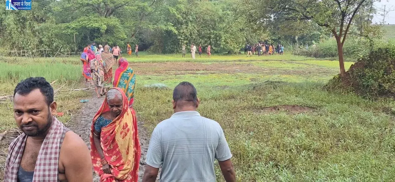 रात 10 बजे से लापता थी सस्मिता, सुबह तालाब में मिली लाश; घटनास्थल से चाकू बरामद रात 10 बजे से लापता थी सस्मिता, सुबह तालाब में मिली लाश; घटनास्थल से चाकू बरामद