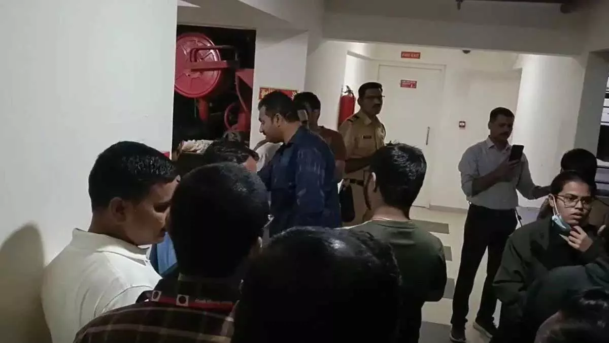 18वीं मंजिल से मां ने बेटे संग लगाई छलांग, 7 पन्नों के सुसाइड नोट में लिखी दिल दहला देने वाली बात 18वीं मंजिल से मां ने बेटे संग लगाई छलांग, 7 पन्नों के सुसाइड नोट में लिखी दिल दहला देने वाली बात