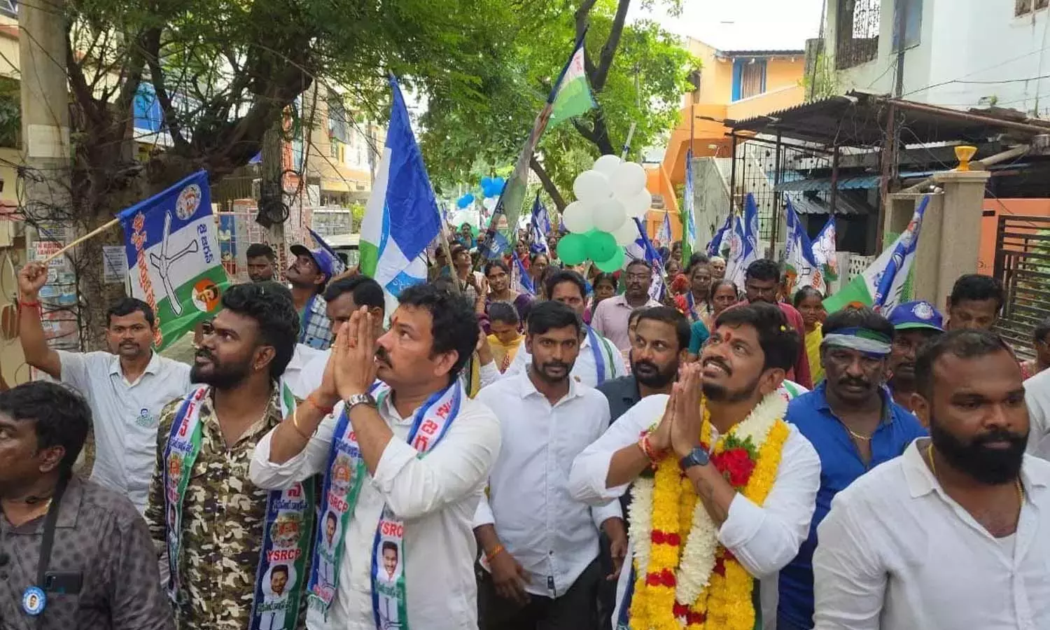 जब प्रतियोगी कड़ी मेहनत से प्रचार करते हैं तो पैरों को थपथपाने वाले ट्रैक पूरे दिन गूंजते रहते हैं जब प्रतियोगी कड़ी मेहनत से प्रचार करते हैं तो पैरों को थपथपाने वाले ट्रैक पूरे दिन गूंजते रहते हैं