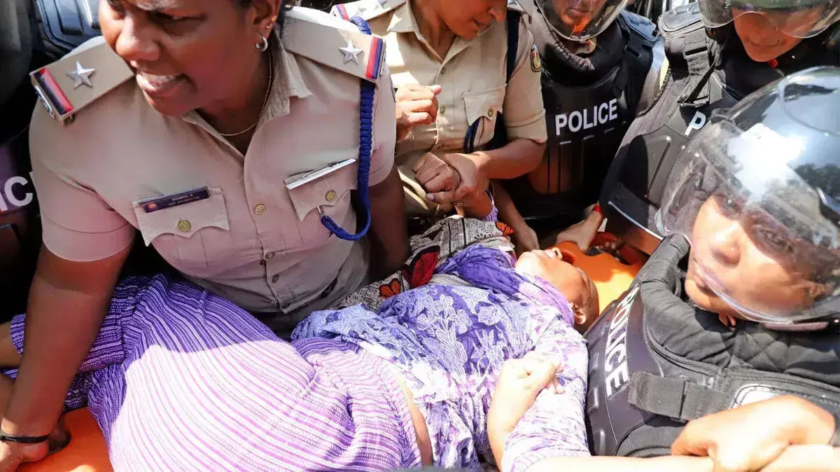 भूख हड़ताल के बीच पुलिस का एक्शन: वलारमथी हिरासत में ली गईं भूख हड़ताल के बीच पुलिस का एक्शन: वलारमथी हिरासत में ली गईं