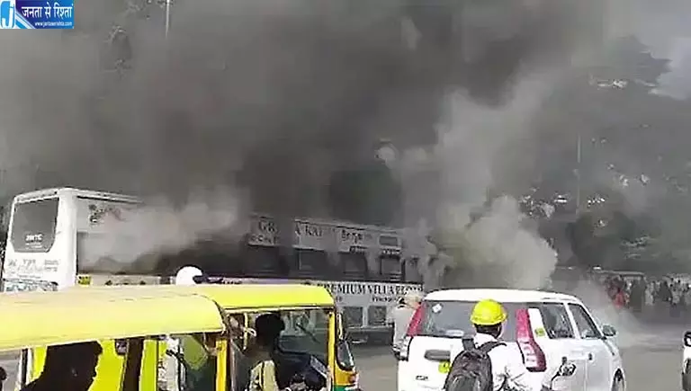 चलती बस में अचानक लगी भीषण आग, धुएं से घिरी BMTC बस, ड्राइवर-कंडक्टर ने बचाई यात्रियों की जान चलती बस में अचानक लगी भीषण आग, धुएं से घिरी BMTC बस, ड्राइवर-कंडक्टर ने बचाई यात्रियों की जान