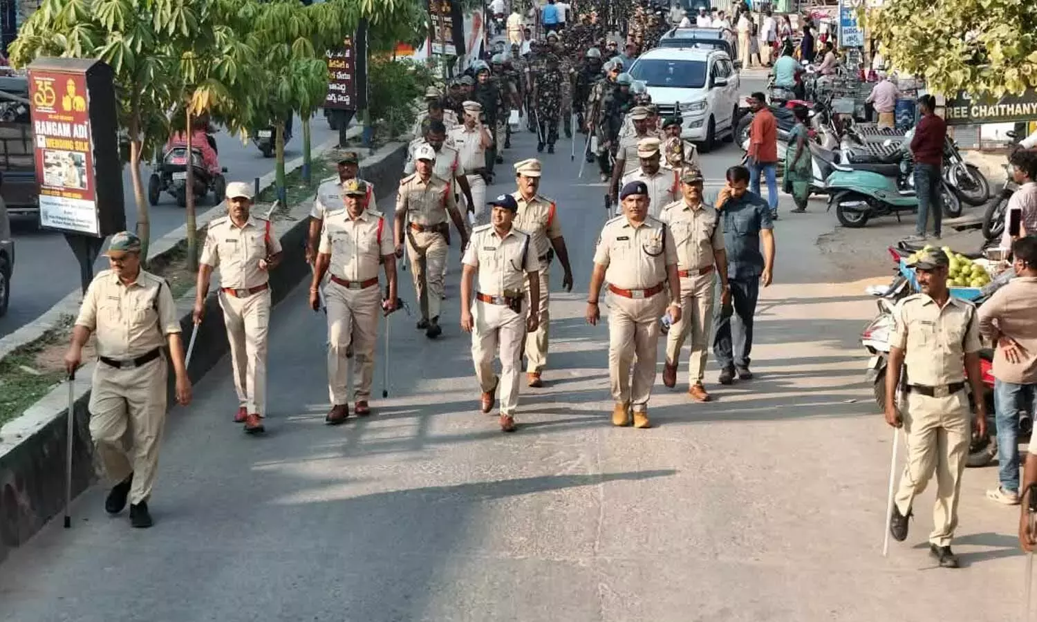 Andhra: धर्मावरम में पुलिस का फ्लैग मार्च निकाला गया Andhra: धर्मावरम में पुलिस का फ्लैग मार्च निकाला गया