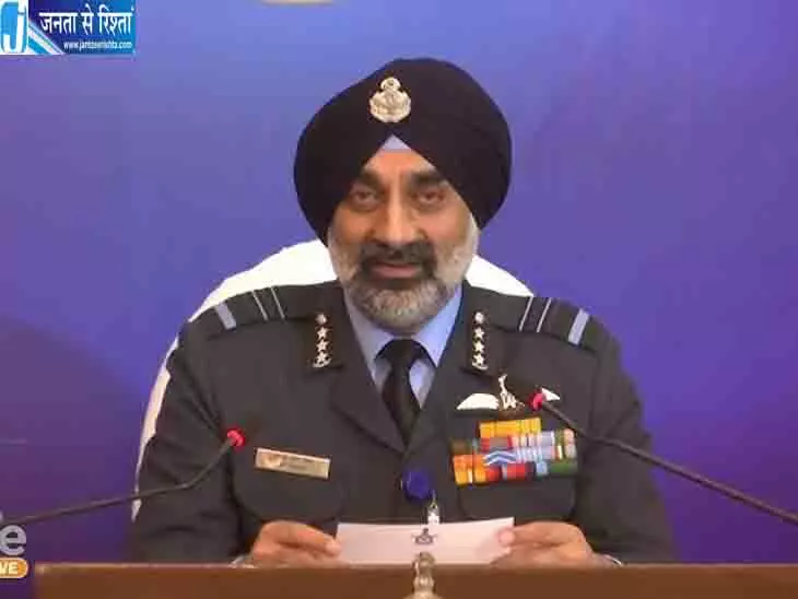 एयरफोर्स चीफ अमरप्रीत सिंह ने ली विदाई, 42 साल का शानदार सफर पूरा एयरफोर्स चीफ अमरप्रीत सिंह ने ली विदाई, 42 साल का शानदार सफर पूरा