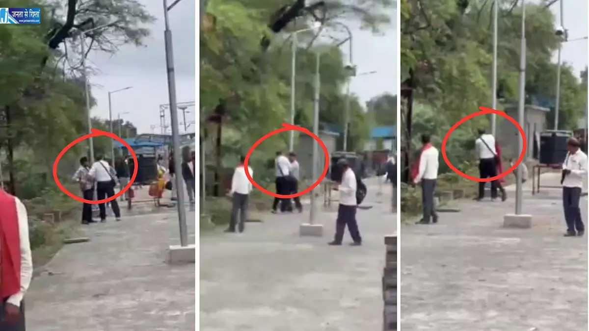 ट्रेन से यात्री को घसीटकर प्लेटफॉर्म पर लाए TTE, कॉलर पकड़कर की बदसलूकी ट्रेन से यात्री को घसीटकर प्लेटफॉर्म पर लाए TTE, कॉलर पकड़कर की बदसलूकी