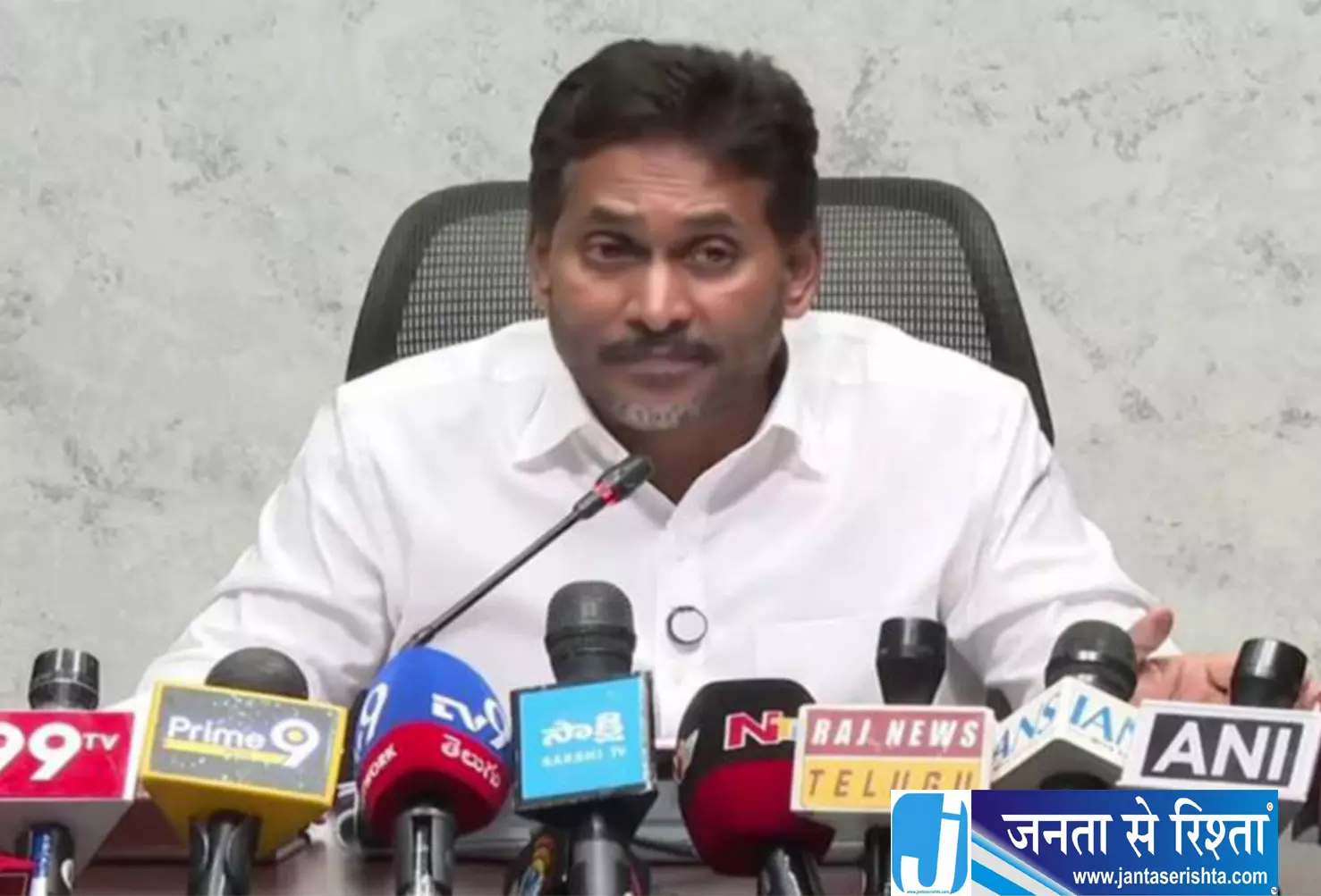 10वीं की छात्रा पर हमले से हड़कंप, जगन रेड्डी ने कानून-व्यवस्था पर उठाए सवाल 10वीं की छात्रा पर हमले से हड़कंप, जगन रेड्डी ने कानून-व्यवस्था पर उठाए सवाल