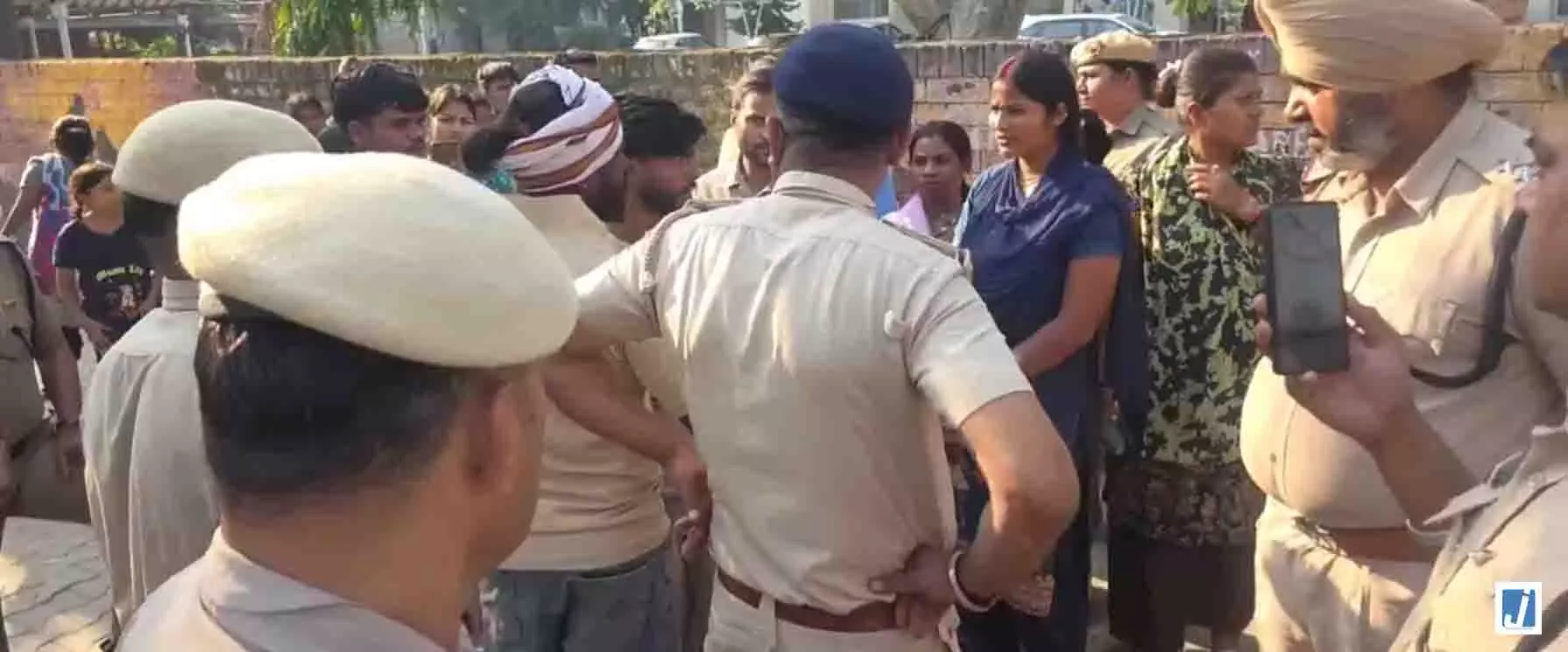 KG छात्रा से मारपीट का मामला गरमाया, मानवाधिकार आयोग ने लिया संज्ञान KG छात्रा से मारपीट का मामला गरमाया, मानवाधिकार आयोग ने लिया संज्ञान