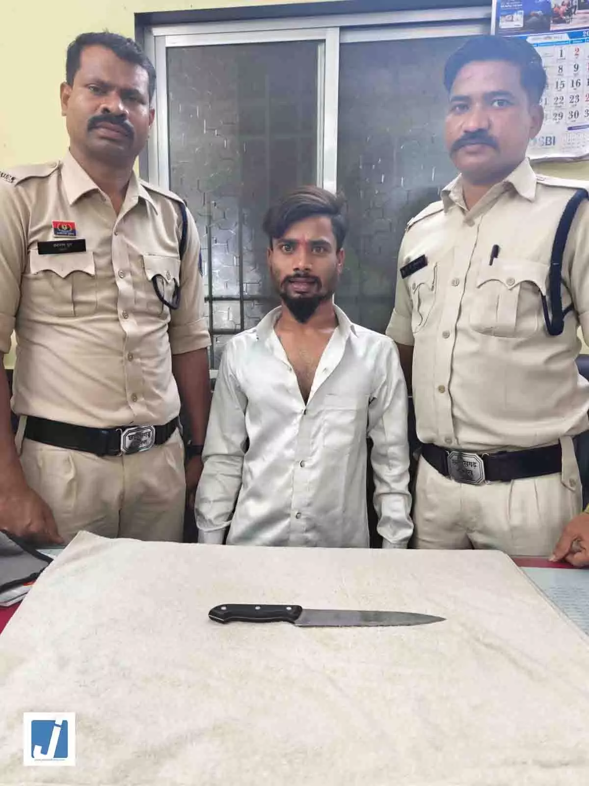 रायपुर में चाकू लेकर घूम रहा युवक गिरफ्तार, रामनगर पुलिस ने की कार्रवाई रायपुर में चाकू लेकर घूम रहा युवक गिरफ्तार, रामनगर पुलिस ने की कार्रवाई